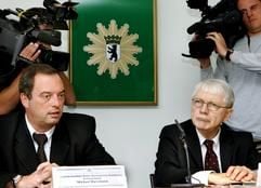 Kriminaloberrat Michael Havemann (l) undOberstaatsanwalt Karl-Heinz Dalheimer informieren am Dienstag (16.08.2005) in Berlin über die Brandursachen des Feuers am 08. August in der Ufnaustraße in Berlin-Moabit. Das Feuer, bei dem neun Menschen ums Leben kamen, wurde von einem zwölf Jahre alten Jungen verursacht. (Foto: dpa)