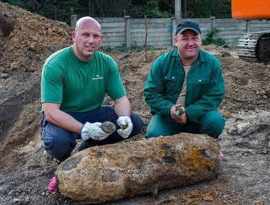 Thilo Pierau (li.) und André Römmer mit einer Bombe in Braunsbedra.