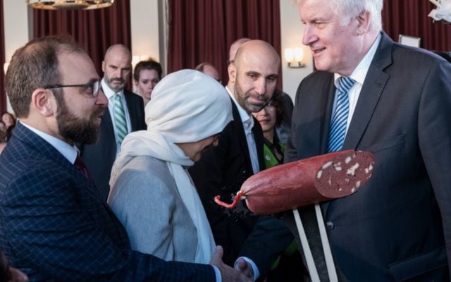 Horst Seehofer ließ zur Islamkonferenz Blutwurst servieren.