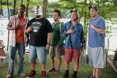 Kurt (Chris Rock, l), Eric (Kevin James, 2.v.l.), Marcus (David Spade, 2.v.r.) und Lenny (Adam Sandler, r) können in einer Szene des Films «Kindsköpfe» kaum glauben, was für eine attraktive Blondine aus Robs (Rob Schneider, M) Tochter geworden ist. (FOTO: DPA)