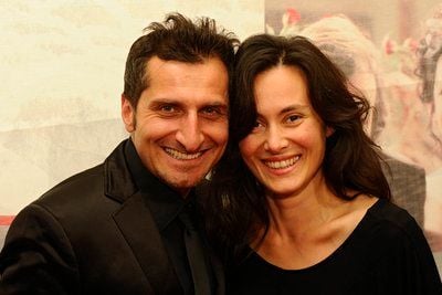 Die deutsch-türkischen Schauspieler Tim Seyfi (Timur Seyfettin) und Idil Uener posieren in Berlin bei der Premiere des Kinofilms «Evet, ich will!». (FOTO: DDP)