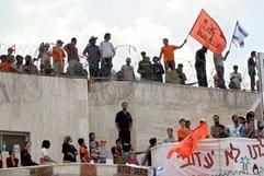 Mit Fahnen protestieren Bewohner der jüdischen Siedlung Kfar Drom im Gazastreifen gegen die Zwangsräumung aus ihren Häusern. (Foto: dpa)