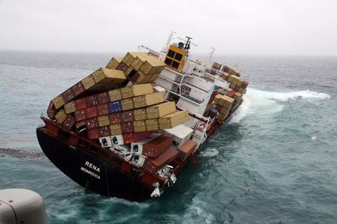 Der Frachter «Rena» verliert Container. Hunderte von Tonnen Öl sind aus dem Schiff ausgelaufen. (FOTO: DPA)