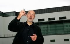 Der Architekt Peter Kulka steht gestikulierend im Innenhof des Dresdner Hygiene-Museums. (Foto: ddp)