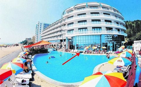Das Hotel «Berlin Golden Beach» in Bulgarien, in dem das Unglück geschehen ist. Der Pfeil markiert den Eingang zum Innenpool. (FOTO: ARCHIV)