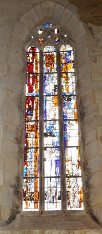 Die beiden neuen Chorfenster nehmen Architektur-Elemente und Farben aus der Kirche auf.