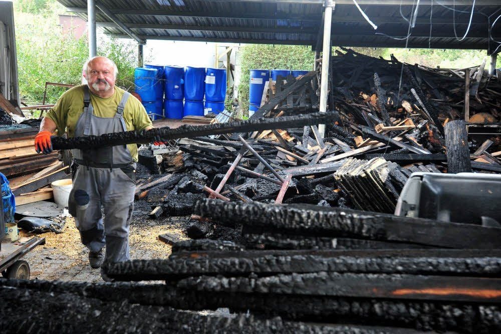 Armin Singer räumt nach dem Brand auf.