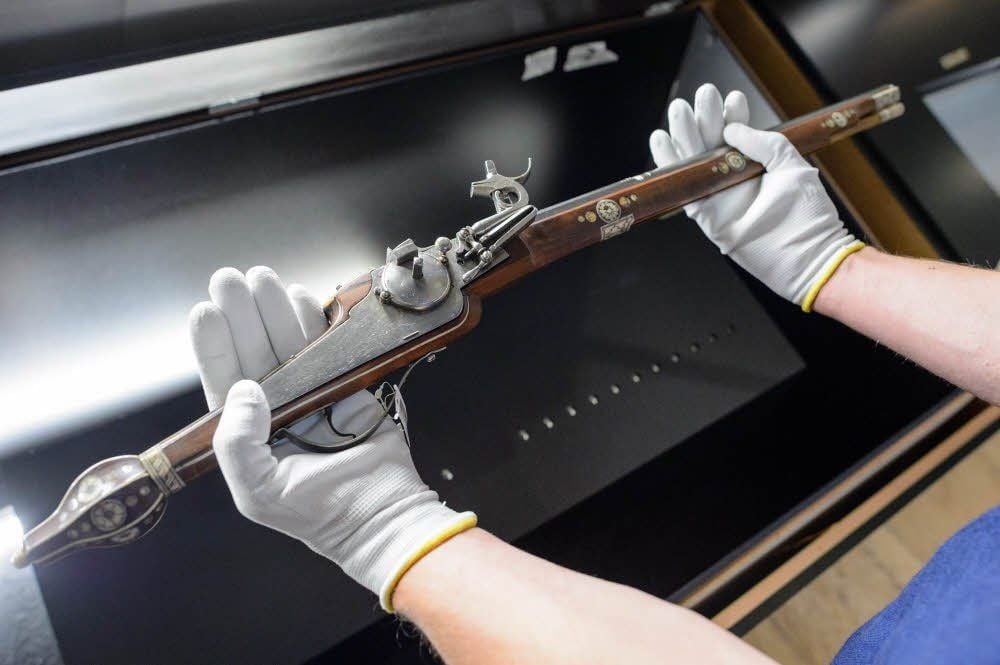 Schön, aber tödlich: Auch Waffen wie diese Radschlosspistole aus dem Dreißigjährigen Krieg werden ausgestellt.