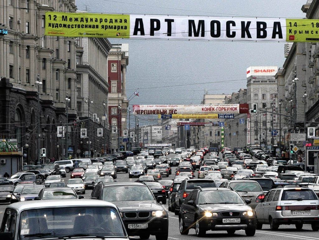 Auf bis zu neun Fahrspuren gleichzeitig stehen oder schleichen die Autos in Moskau, der Welt-Stau-Hauptstadt.
