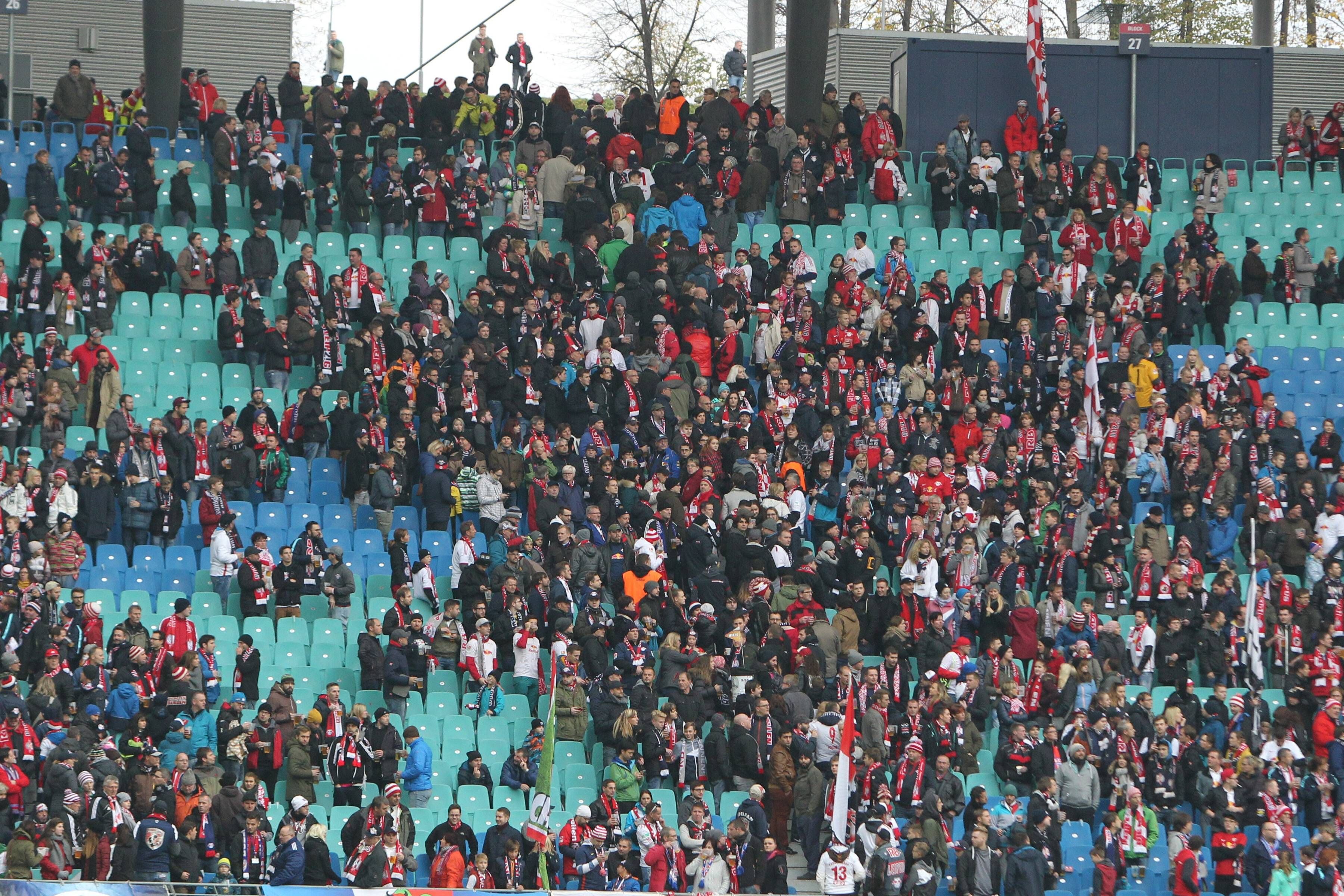 Fans verlassen das Stadion nach Alarm gegeben wurde.