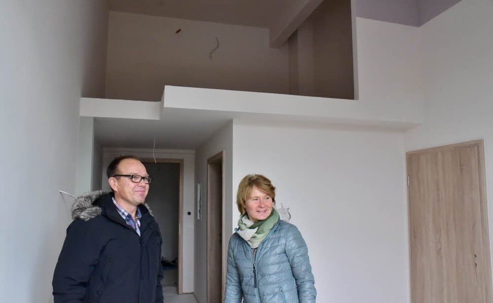 Integra-Geschäftsführer Ralf Müller und Bauplanerin Heike Gauk zeigen eines der Gästezimmer mit Empore in Schumanns Garten.