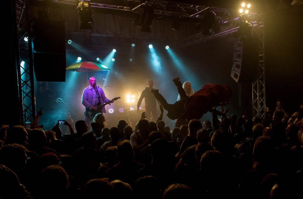 Im ausverkauften Schützenhaus in Querfurt hat die Metal-Band „Manos“ ihr neues Album vorgestellt.