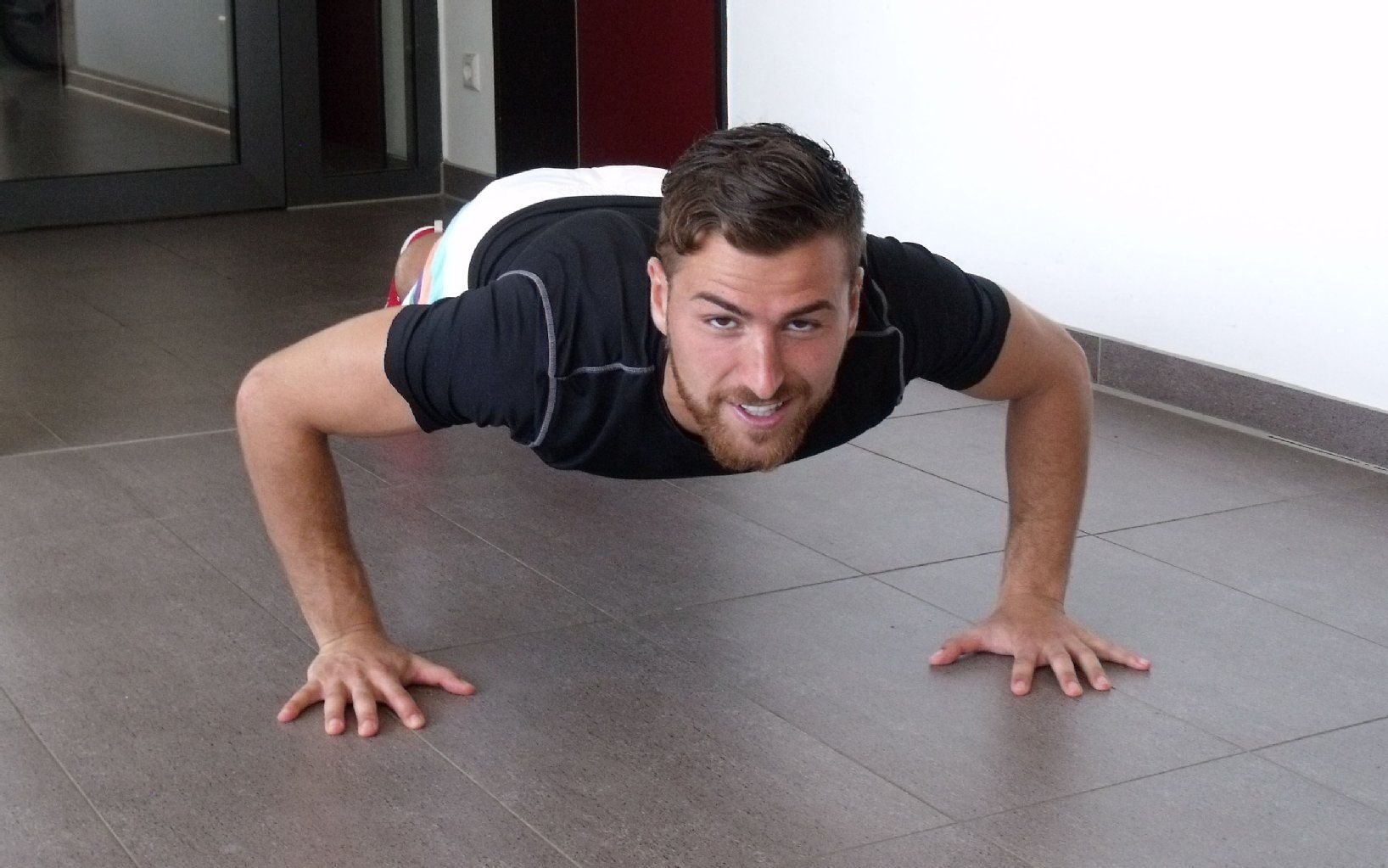 HFC-Spieler Selim Aydemir im Interview ohne Worte.