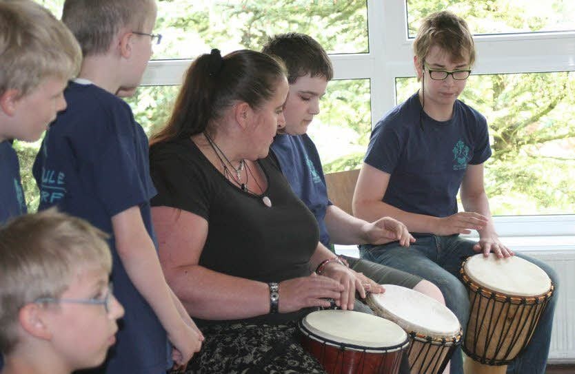 Die Unter- und die Mittelstufe der Heideschule Holzdorf gestalteten zur Ausschulungsfeier ein kleines Programm mit Musik, Gesang und Bewegung.