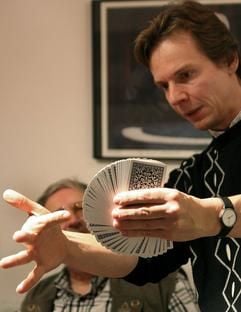 Jörg Alexander, diplomierter Zauberlehrer, führt in der Zauberakademie Deutschland in Pullach bei München einen Kartentrick vor (Foto vom 01.12.2005). In vier Semestern lernen hier die Zauberlehrlinge Fächer wie Kartenzauberei, Manipulation, Schauspiel und Kinderzauberei. (Foto: dpa)