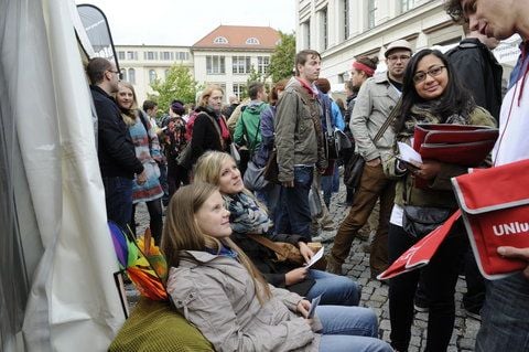 Die Sprechwissenschaftlerin Nelly Bistram aus Hamburg und die Pharmaziestudentin Stephanie Beier aus Pegau bei Leipzig hatten viele Fragen an Ana Lorena Real Sequeira und Clemens Wagner vom Studentenrat (vlnr). (FOTO: LUTZ WINKLER)