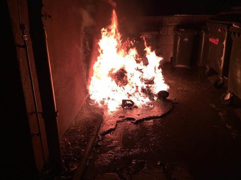 In der Nacht zu Donnerstag war in Mücheln ein Container in Brand geraten. Die Feuerwehr konnte das Feuer schnell löschen.