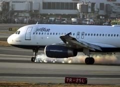 Ein Airbus A-320 der US-Fluggesellschaft Jet Blue mit 139 Passagieren ist am Mittwochabend (Ortszeit) in Los Angeles sicher mit einem defekten Bugrad notgelandet. (Foto: dpa)