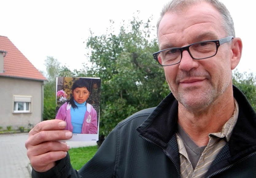 Oliver Zwicker zeigt ein Foto von Ruth-ana. Mit einer Patenschaft unterstützen er und seine Frau das bolivianische Mädchen.