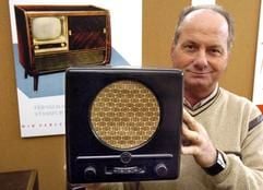 Ausstellungsbetreuer Joachim Hartung zeigt am Dienstag (17.02.2004) in einer Ausstellung in Staßfurt ein Radio vom Typ "Volksempfänger", der 1933 auch in Staßfurt gefertigt wurde. Der langen Tradition des Rundfunk- und Fernsehgerätebaus in Staßfurt ist seit kurzem eine Ausstellung gewidmet. Unter dem Titel «80 Jahre Radio- und Fernsehtechnik aus Staßfurt» werden noch bis zum 31. März rund 100 Exponate gezeigt. (Foto: dpa)