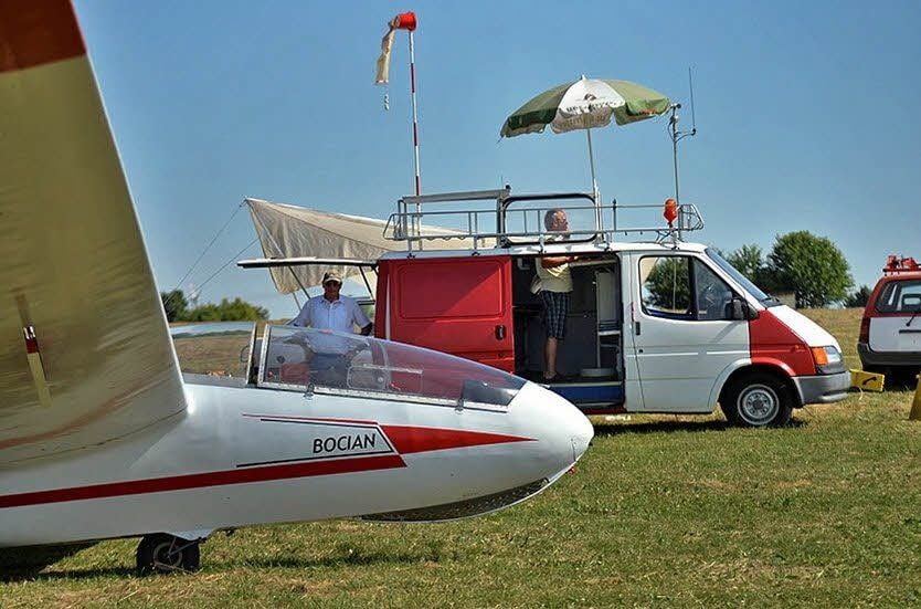 Vom mobilen Flugleitstand aus werden auf dem Flugplatz an der Güstener Chaussee die Starts und Landungen der Segelflieger koordiniert.