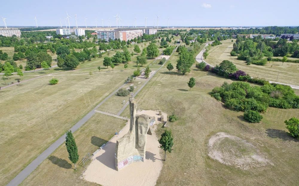 Wo sich die Kletterfelsen befinden, hat auch noch eine kleine Kino-Freilichtbühne Platz.
