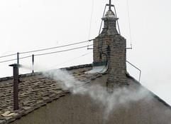 17.53 Uhr: In Rom steigt aus der Sixtinische Kapelle eineweiße Rauchfahne - das Zeichen dafür, dass ein neuer Papst gewählt worden ist. (Foto: dpa)