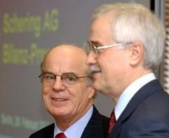 Gemeinsam erläutern der Konzernchef der Schering AG, Hubertus Erlen (r), und der Finanzvorstand des Unternehmens, Klaus Pohle, am Freitag (28.02.2003) auf einer Pressekonferenz in Berlin die Bilanz des Unternehmens für das vergangene Jahr. Der Berliner Pharmakonzern Schering will bis 2005 den Konzernumsatz auf mehr als sechs Milliarden Euro steigern. "Von diesem Umsatz wollen wir mindestens 30 Prozent in den USA erzielen", bestätigte Erlen am Freitag. Für Finanzvorstand Klaus Pohle war es die letzte Bilanz-Pressekonferenz. Er geht demnächst in den Ruhestand. (Foto: dpa)