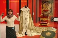 Die Kuratorin der Ausstellung "Der Kreml. Gottesruhm und Zarenpracht" Agnieszka Lulinska steht am Dienstag (10.02.2004) in der Bundeskunsthalle in Bonn vor einer Vitrine mit prächtigen Roben, die im Jahre 1856 in Sankt Petersburg zur Krönung von Alexander II. und Maria Alexandrowna II. getragen wurden. Vom 13. Februar bis 9. Mai 2004 zeigt die Bundeskunsthalle rund 300 hochkarätige Exponate vom 12. bis zum 20. Jahrhundert aus Beständen des Kreml-Museums. (Foto: dpa)