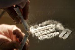 Eine Fotoillustration zeigt einen Mann, der ein weisses Pulver durch einen zusammengerollten Geldschein schnupft. In Deutschland nimmt wie auch EU-weit der Gebrauch der illegalen Droge Kokain zu. (Foto: dpa)
