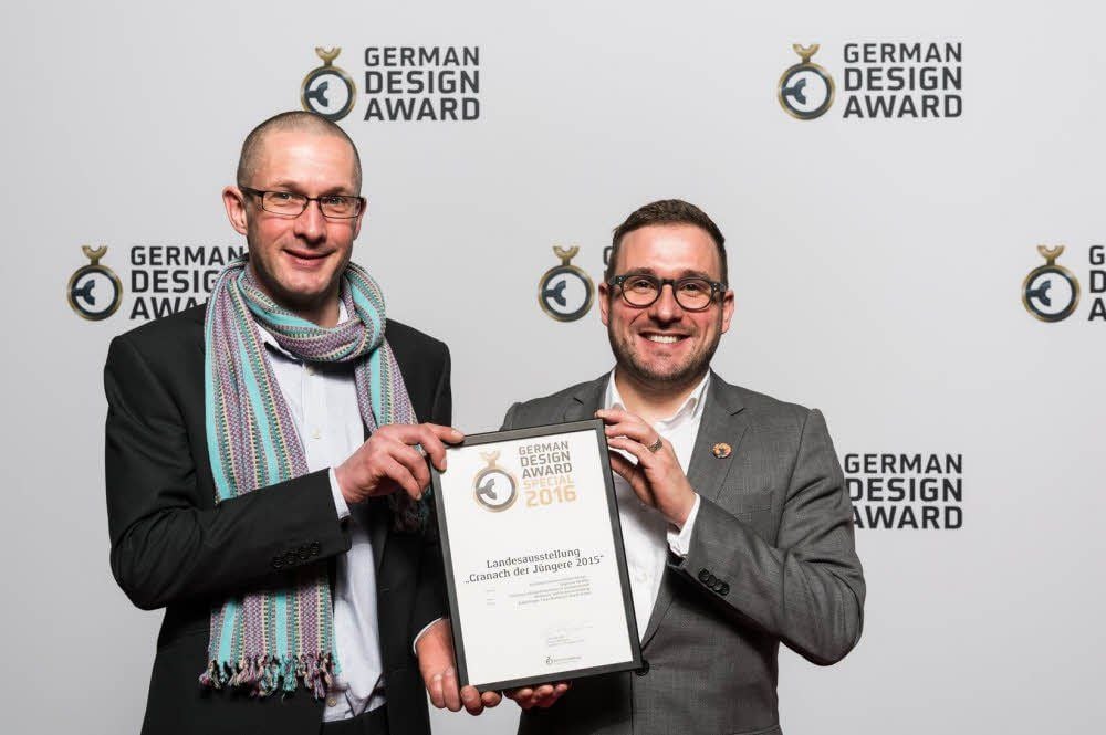 Grafikdesigner David Sernau (li.) vom Büro „Heilmeyer und Sernau Gestaltung“, das den Werbeauftritt der Landesausstellung „Cranach der Jüngere 2015“ entwickelt hatte, und Florian Trott, Sprecher der Stiftung Luthergedenkstätten in Sachsen-Anhalt.