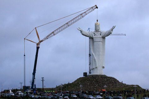 Die ohne Sockel 36 Meter hohe Christus-König-Statue überragt die in Rio de Janeiro (Brasilien) und Concordia (Bolvien) um mehrere Meter. (FOTO: DPA)