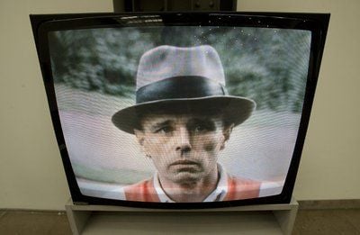 Der Künstler Joseph Beuys (1921-1986) erscheint auf einem Bildschirm in der Ausstellung «Beuys. Die Revolution sind wir» in den Räumlichkeiten des «Hamburger Bahnhof - Museum für Gegenwart» in Berlin. (Foto: dpa)