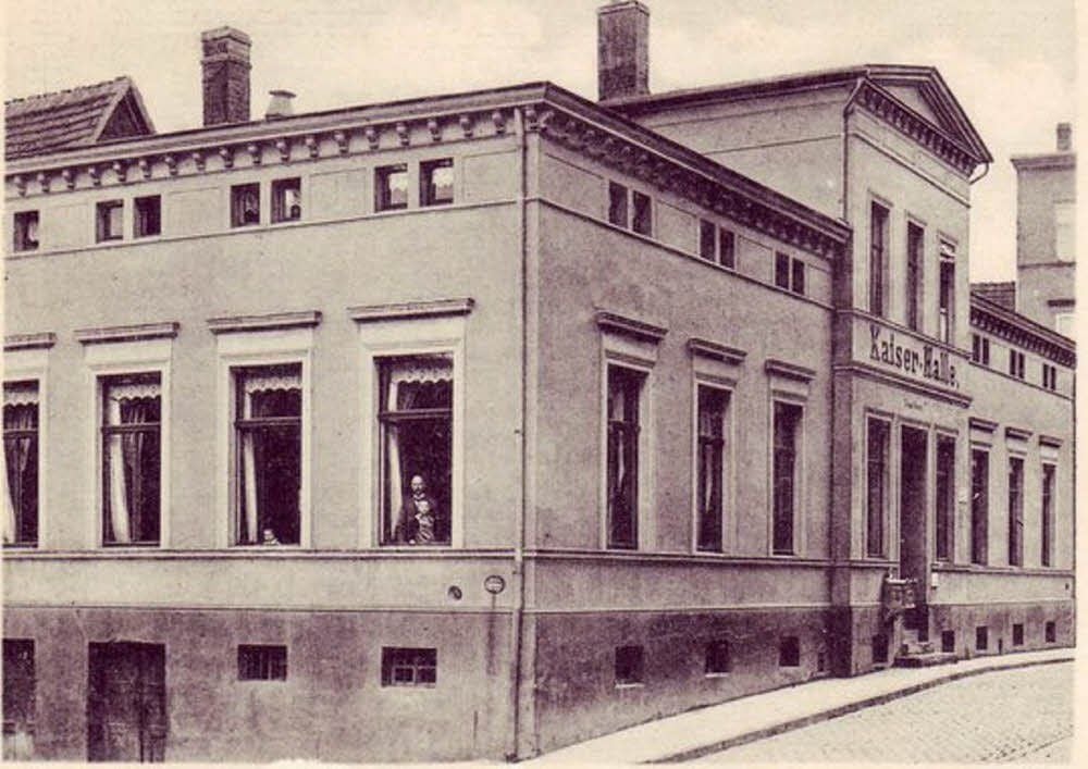 Die „Kaiser-Halle“ im Jahre 1909. Am Fenster der Gastwirt Bruno Zwanzig und sein Sohn.
