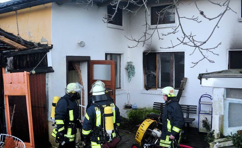 Bei einem Wohnungsbrand wurden am Dienstagfrüh im Brauereiweg in Wittenberger zwei Bewohner verletzt.