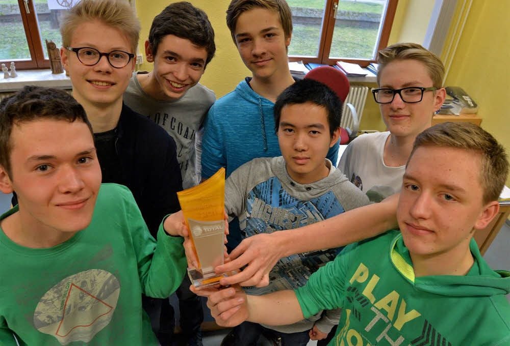 Philipp Bielefeld, Thomas Pich, Arvid Michaelis, Jannis Korn, Tien Do Nam, Julian Ziegler und Jan-Philipp Reßler (v.l.) halten den Schulpreis.