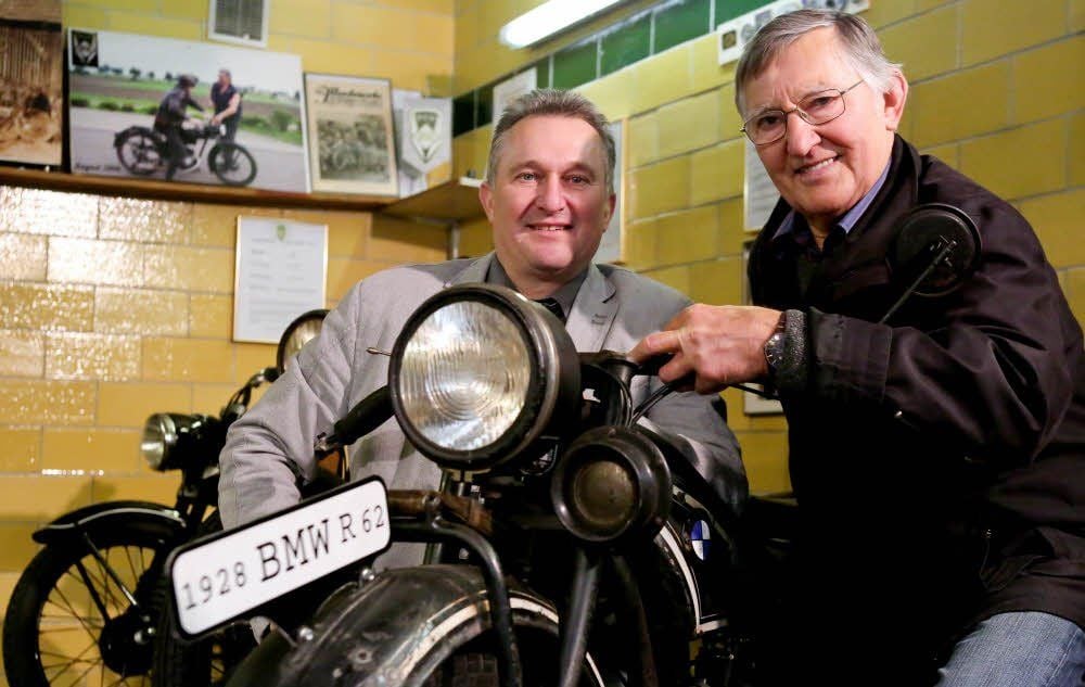 Egbert Böhme (links) und sein Vater Martin teilen eine Leidenschaft: alte Motorräder. Reparaturen erledigen die beiden Meister selbst.