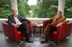 «Tagesthemen»-Moderator Ulrich Wickert (l.) und Schriftsteller Günter Grass sitzen im Hotel Liselund Ny Slot im dänischen Borre am Dienstag (15.08.2006) vor der Aufzeichnung eines Gesprächs im Rahmen des ARD-Magazins «Wickerts Bücher». (Foto: dpa)