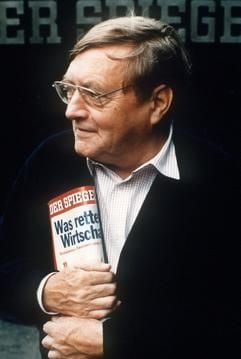 Das Archivbild von 1993 zeigt Rudolf Augstein, Gründer und Herausgeber des Nachrichtenmagazins "Der Spiegel", in Hamburg. Rudolf Augstein ist tot. Wie der Spiegel-Verlag am Donnerstag (07.11.2002) mitteilte, starb der 79-Jährige am Donnerstag an den Folgen einer Lungenentzündung.)