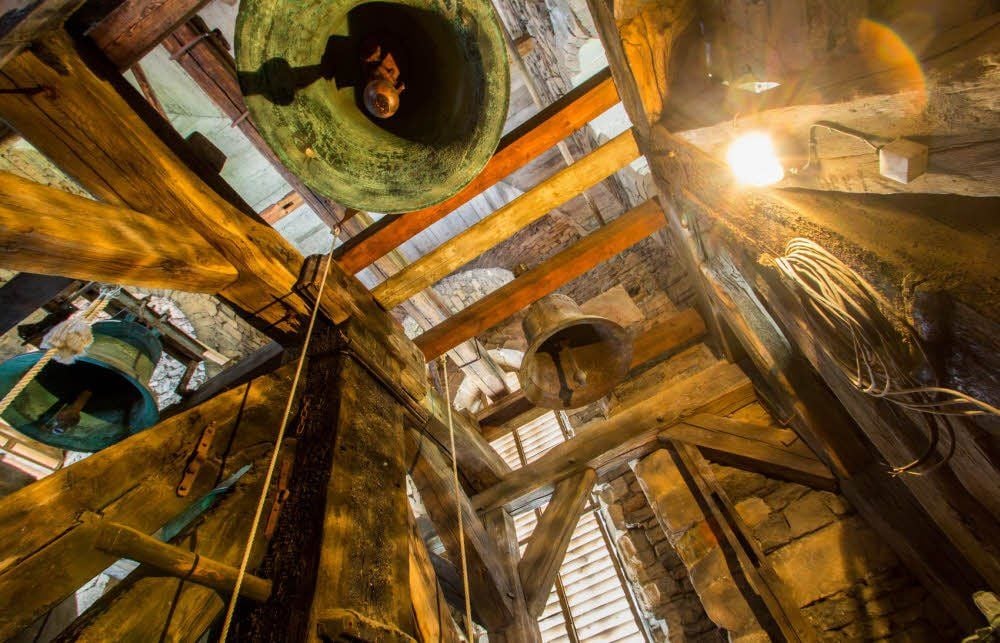 Noch besteht das Geläut der Hettstedter Jakobikirche aus vier Glocken. Die Tauf- und Kinderglocke wird die Stahlglocke (hi.r.) ersetzen.