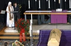 Christopher Buchholz, der Sohn des verstorbenen Schauspielers Horst Buchholz, und seine Schwester Beatrice bei der Trauerfeier in der Gedächtniskirche in Berlin. (Foto: dpa)
