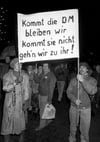«Kommt die DM bleiben wir kommt sie nicht geh'n wir zu ihr!» ist auf einem Transparent zu lesen, das ein Paar bei einer Montagsdemonstration am 12.2.1990 in Leipzig mit sich führt. (FOTO: DPA)