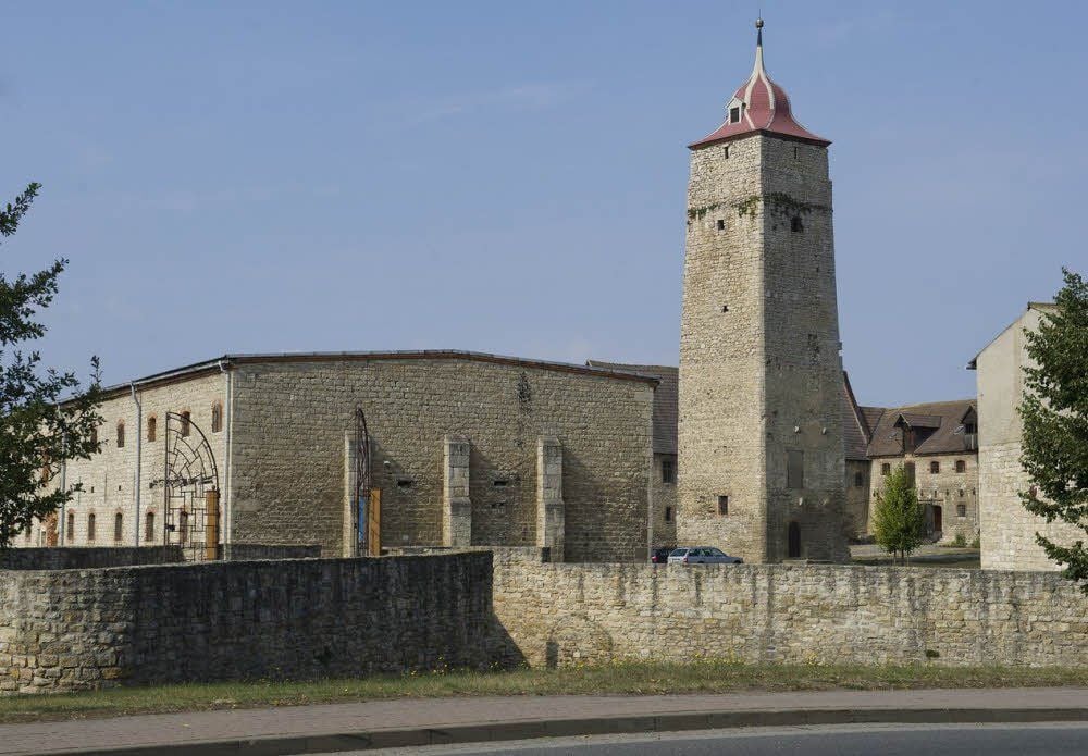 Die Burg mit dem Turm bildet auch optisch das Zentrum von Hausneindorf.