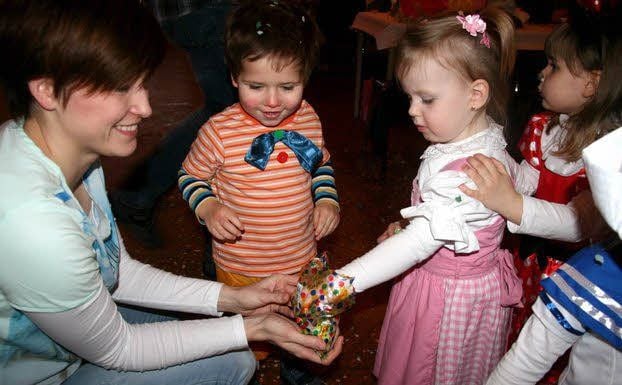 Zwischendurch „tanken“ die Kinder bei ihren Müttern Konfetti nach.