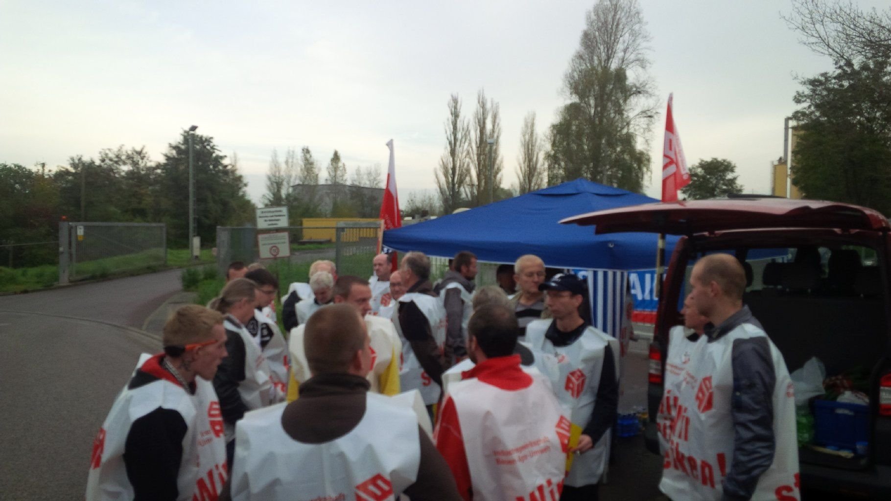 Warnstreik bei Papenburg in Halle