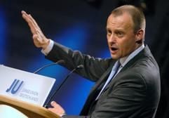 Der CDU-Steuerexperte Friedrich Merz spricht am Samstag (22.10.2005) beim Deutschlandtag der Jungen Union (JU) in der Augsburger Kongresshalle. (Foto: dpa)