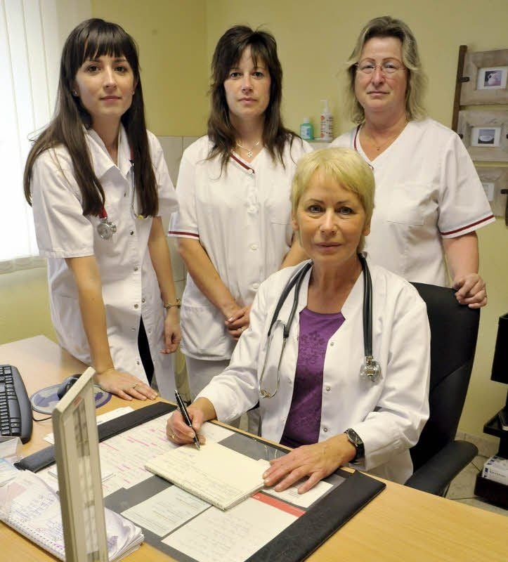 Christine Saupe (vorn) übergibt am Monatsende ihre Praxis an Amalia Ionescu (von links), die dann gemeinsam mit den Schwestern Jana Sund-Schmidt und Gudrun Malsch die Patienten in Plötzkau betreut.