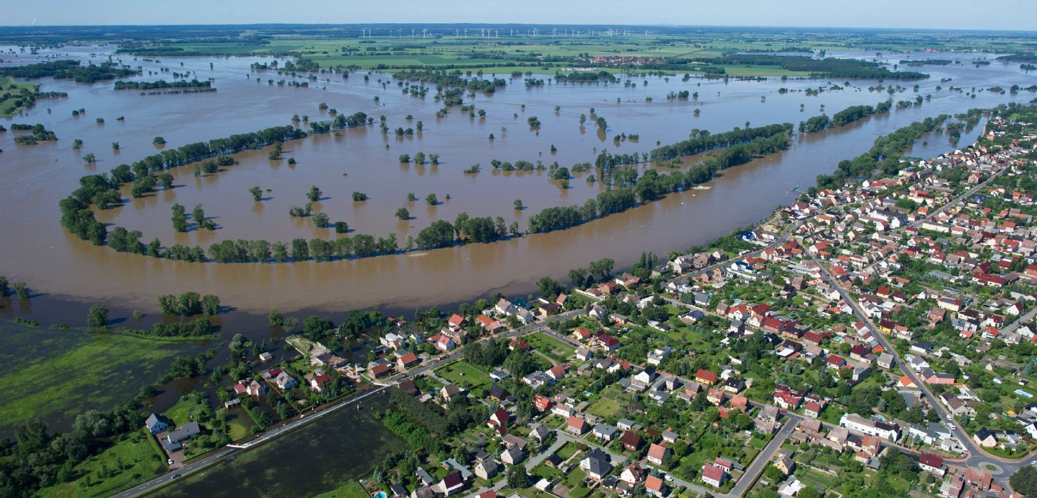 Der 2500-Einwohner-Ort Elster, ein Ortsteil der Stadt Zahna-Elster im Kreis Wittenberg, ist im Juni 2013 vom Hochwasser eingeschlossen.