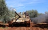 Ein türkischer Panzer bahnt sich den Weg durch das Gefecht nahe des syrischen Afrin.
