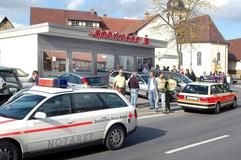 Vor der Filiale der Sparkasse Kraichgau in Siegelsbach stehen am Donnerstag (07.10.2004) Rettungsfahrzeuge, nachdem dort bei einem Bankraub eine Frau erschossen worden war und zwei weitere Menschen schwer verletzt wurden. Nach ersten Angaben der Polizei hatte ein noch unbekannter und flüchtiger Mann kurz nach der Mittagspause die Bank überfallen. «Dabei kam es vermutlich zum Schusswaffengebrauch durch den Täter», teilte die Polizei weiter mit. Bisher sei weder das mögliche Fluchtfahrzeug bekannt, noch wie viel der Mann erbeutet habe. (Foto: dpa)